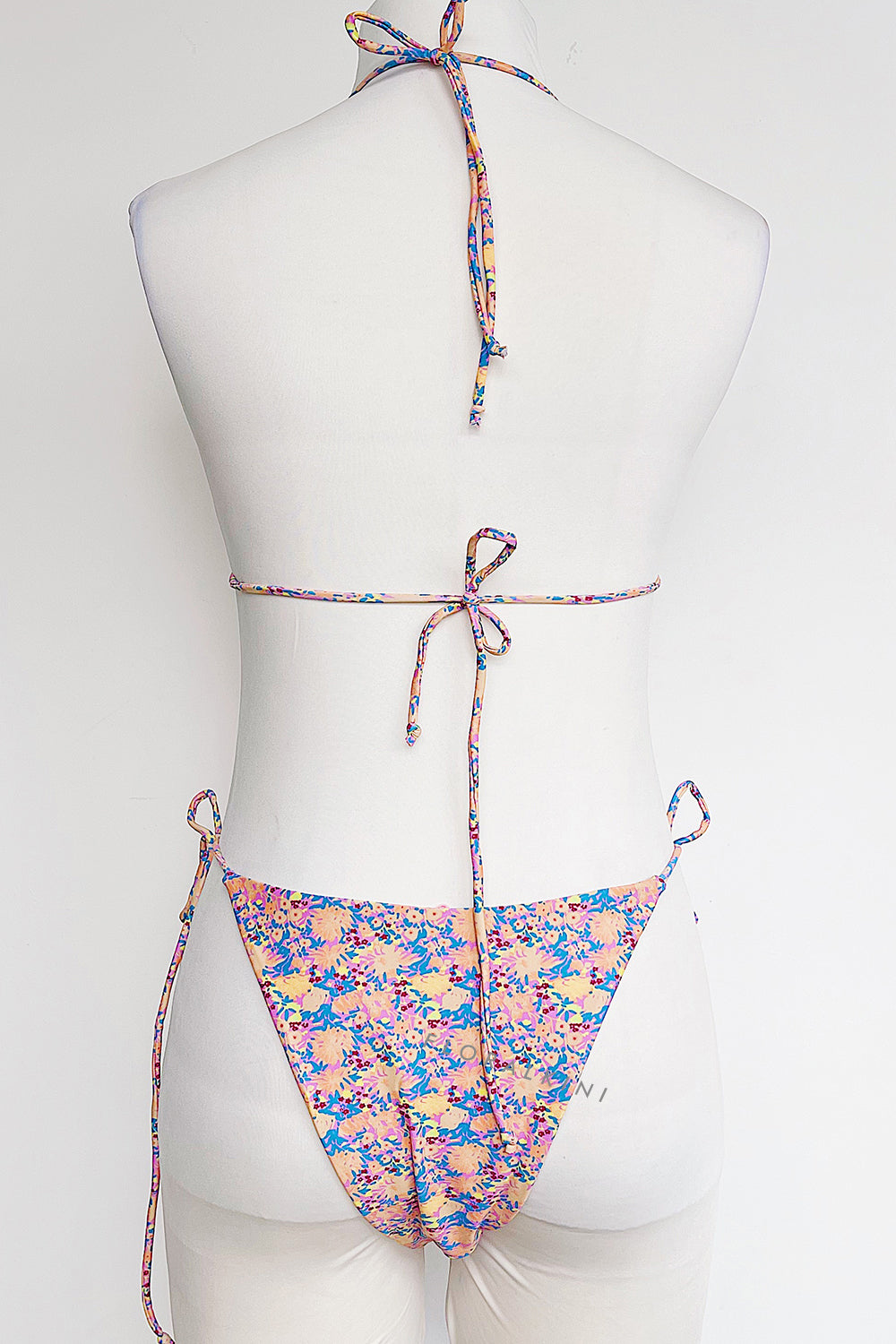 Bikini da donna a fascia viola – MC2 Saint Barth Bikini da donna a fascia viola – MC2 Saint Barth