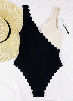 مايوه قطعة واحدة بياقة على شكل حرف V مضلعة ومزينة بحواف مقوسة